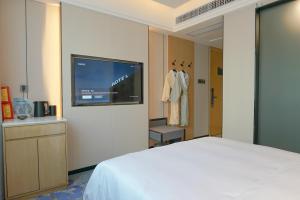 Postel nebo postele na pokoji v ubytování Paco Hotel Shenzhen Luohu Port