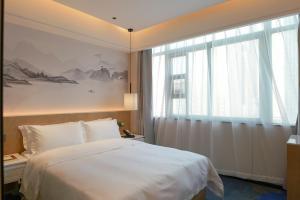 Postel nebo postele na pokoji v ubytování Paco Hotel Shenzhen Luohu Port