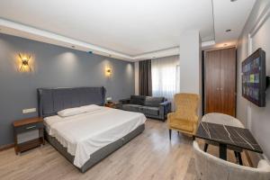 Postel nebo postele na pokoji v ubytování Comfort Suites Hotel