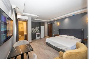 Kuchyň nebo kuchyňský kout v ubytování Comfort Suites Hotel