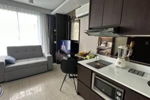 Virtuve vai virtuves zona naktsmītnē Lovely family apartment at Surin Beach - Aristo 1, unit 203