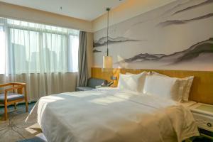 Postel nebo postele na pokoji v ubytování Paco Hotel Shenzhen Luohu Port