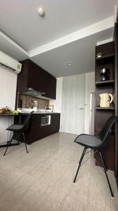Virtuve vai virtuves zona naktsmītnē Lovely family apartment at Surin Beach - Aristo 1, unit 203