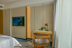 Postel nebo postele na pokoji v ubytování Paco Hotel Shenzhen Luohu Port