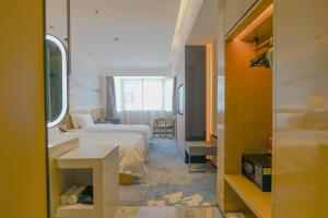 Postel nebo postele na pokoji v ubytování Paco Hotel Shenzhen Luohu Port