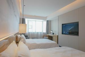 Postel nebo postele na pokoji v ubytování Paco Hotel Shenzhen Luohu Port