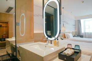 Postel nebo postele na pokoji v ubytování Paco Hotel Shenzhen Luohu Port