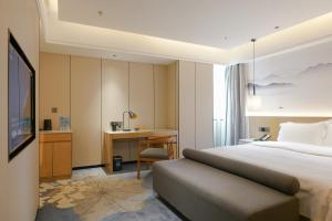 Postel nebo postele na pokoji v ubytování Paco Hotel Shenzhen Luohu Port