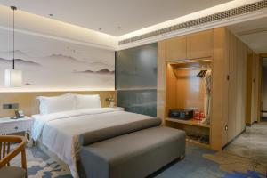 Postel nebo postele na pokoji v ubytování Paco Hotel Shenzhen Luohu Port