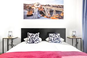 1 dormitorio con 1 cama con 2 cuadros en la pared en Porto Belo Bolhao Apartments - Free Parking, en Oporto