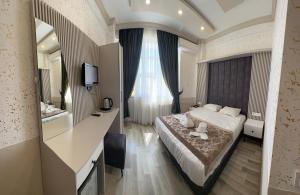 イスタンブールにあるDivas Silverのベッドと大きな窓が備わるホテルルームです。