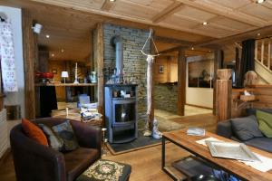 uma sala de estar com um fogão a lenha num quarto em Le Vallorcin, chalet le Sizeray - Mont Blanc em Vallorcine