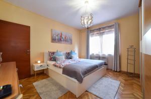 Schlafzimmer mit einem Bett und einem Fenster in der Unterkunft Apartment Ana in Zagreb