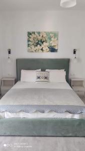 帕迪迪里的住宿－Iason studio 4，一间卧室配有带2个床头柜的绿色床