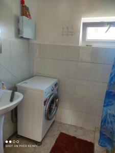 pralka w łazience z umywalką w obiekcie Guest House Doktor Eismann w mieście Chychkan