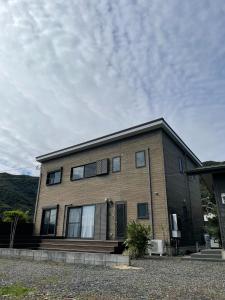 uma casa castanha com um céu em On the hill ! ashitoku1 - Vacation STAY 14453 em Akaoki