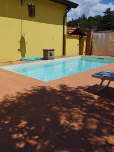 een zwembad voor een huis bij La cascina di Anna in Beverino