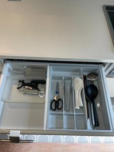 uma gaveta cheia de utensílios de cozinha num armário em Kith villa Kodomari 1 - Vacation STAY 14454 em Amami