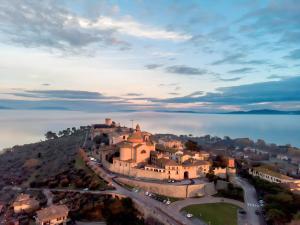 - une vue aérienne sur un château sur une colline dans l'établissement Umbria Green Central Rooms, à Castiglione del Lago