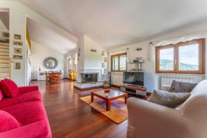 sala de estar con sofá rojo y mesa en Belvedere, House With Pool- Recco, Liguria, 