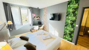 1 dormitorio con 1 cama blanca en una habitación en Auberge de la Petite Reine en Siorac-en-Périgord