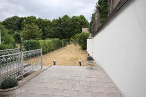 a walkway leading into a garden with a fence at Monteurwohnung Saarlouis, Ferienhaus, WLAN, Parkplatz in Saarlouis