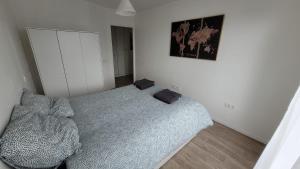 een slaapkamer met een bed en een bank bij Flat for 6 persons 10 minutes from CDG Airport in Le Blanc-Mesnil