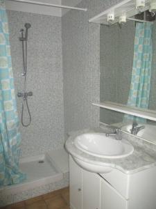 uma casa de banho com um lavatório, um chuveiro e uma banheira em Plateau de 47 m2 Victoire - Marché des Douves em Bordeaux