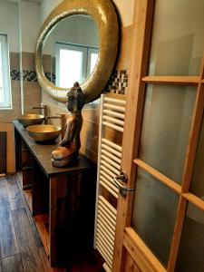 ein Badezimmer mit 2 Waschbecken und einem Spiegel in der Unterkunft Haus Waldblick in Liebenwalde
