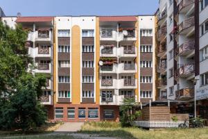 apartamentowiec z oknami i balkonami w obiekcie RentPlanet - Studio Dworcowa we Wrocławiu