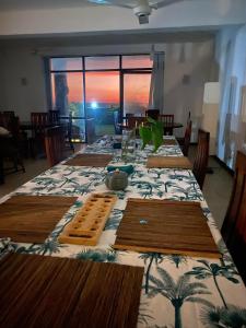 uma sala de jantar com uma mesa longa e vista em Spice of Ceylon em Chilaw