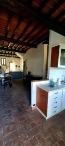 una grande stanza con cucina e soggiorno di Tuscan home in the heart of Chianti a Greve in Chianti