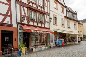 ulica z sklepami i budynkami w mieście w obiekcie Ferienwohnung Altstadt w mieście Bernkastel-Kues