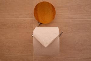 um rolo de papel higiénico sentado num piso de azulejo em Corte Volpe Home em Lucca