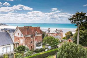 an aerial view of a house and the beach at Appartement pour 4 avec vue mer à Pléneuf in Le Val-André
