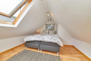 sypialnia z łóżkiem na poddaszu w obiekcie Berntraube w mieście Bernkastel-Kues