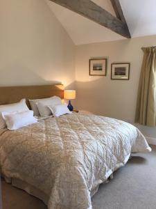 מיטה או מיטות בחדר ב-Brooksides Byre Durham Country Cottage