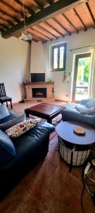 un soggiorno con divani, tavolo e tavolo da biliardo di Tuscan home in the heart of Chianti a Greve in Chianti