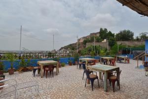 Un grupo de mesas y sillas en un patio. en Hotel Bawarri Haveli, en Jodhpur