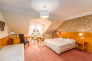 pokój hotelowy z łóżkiem i stołem w obiekcie Pensjonat Zenit w mieście Ustronie Morskie +37 zdjęć