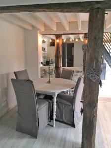 ein Esszimmer mit einem Tisch und einigen Stühlen in der Unterkunft Gite cosy proche Giverny, la Roche Guyon. in Tilly
