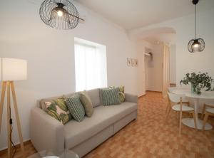 una sala de estar con un sofá y una mesa en SibsSanlucar Duquesa Loft Coqueto Ideal Parejas, en Sanlúcar de Barrameda 14 fotos más