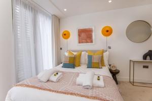 En eller flere senge i et værelse på Clifford's Skyline + 13 billeder