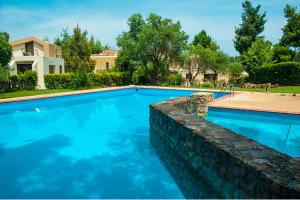 Bazén v ubytovaní Artemisia Villa with Outdoor Hot Tub, Sani Luxury Villas collection alebo v jeho blízkosti