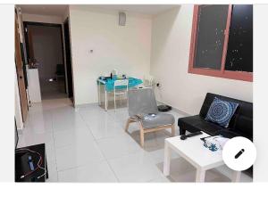 Najm home في عجمان: غرفة معيشة مع أريكة وطاولة