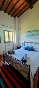 una camera da letto con un grande letto e pantofole di Tuscan home in the heart of Chianti a Greve in Chianti