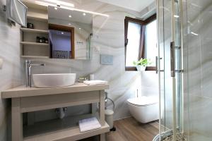 Kúpeľňa v ubytovaní Artemisia Villa with Outdoor Hot Tub, Sani Luxury Villas collection