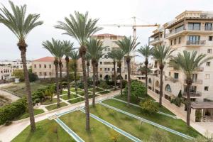 una vista aérea de un parque con palmeras y edificios en ANDRO LUX 2BR apartment with pool in Old Jaffa, en Tel Aviv