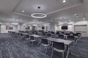 a classroom with tables and chairs in a room at TownePlace Suites by Marriott Dallas DFW Airport North/Irving in Irving +30 photos