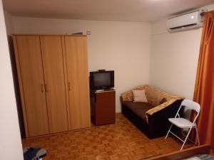 una pequeña sala de estar con sofá y TV en Dubravka 1, en Funtana